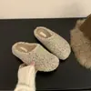 Chinelos de pelúcia retrô para mulheres, adequados para uso externo, estilo de inverno novo e moderno 2026, chinelos de algodão preguiçosos sem cadarço com biqueira fechada
