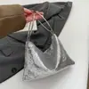 Bolsa de um ombro em estilo de luxo leve inspirado na Chanel com corrente de lantejoulas, bolsa transversal estilo coreano, deslumbrante e bonita, versátil para o dia a dia, bolsa de ombro para mulheres