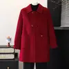 Casaco de lã e cashmere vermelho dupla face, novo estilo de outono feminino de comprimento médio, casaco de lã para mães, corte justo, adequado para figuras petites