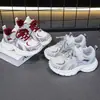 Novos Modelos de Tênis Esportivos para Meninos e Meninas da Primavera e Outono de 2026, Tênis Casuais Estilo 'Dad Shoes' para Crianças, Tênis de Corrida para Crianças Mais Velhas, Transfronteiriço