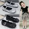 Nuevos zapatos para niñas mayores, colección primavera 2026, zapatos bajos de cuero estilo coreano en color plateado para niñas, zapatos de actuación y baile para niños