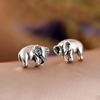 Aretes retro de elefante viejo estilo ins pequeño elefante auspicioso animal joyería de oreja de plata suministro al por mayor