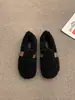 Sapatos Tendência Quentes com Veludo 2026 Outono/Inverno Sapatos Casuais Slip-on para Uso Externo Sapatos Peludos com Solado Macio Sapatos Individuais para Mulheres