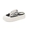 Chinelos de renda com sola grossa para mulheres, sapatos casuais da moda para usar ao ar livre, novos chinelos slip-on de verão 2026 XFF69