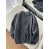 Cardigã de tricô redondo de alta qualidade, estilo americano, para homens, apresentando um visual outonal relaxado e casual com um toque de elegância old-money.