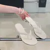 DING XIANG FAN 2025 Novas chinelos estilo francês para mulheres, calçados de verão para uso externo, sapatos estilosos para férias