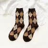 Meias de lã femininas estilo retrô britânico de outono e inverno com diamantes, aquecidas e de cano alto, meias empilhadas, outlet de fábrica