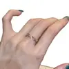 Anillo de Diamantes Morados Brillantes de Lujo Ligero Estilo Francés, Diseño Simple y de Nicho, Sensación Moderna y de Alta Gama, Anillo Abierto Apilable de Espiga para el Dedo Índice
