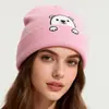 Gorro de Punto Bordado con Oso Blanco, Nuevo Estilo Otoño e Invierno Transfronterizo, Fibra Acrílica Pura, con Bordes Enrollados, Gorro Casual Cálido para Pareja