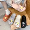Tamancos femininos de verão para uso externo, novo modelo 2022, sandálias confortáveis tipo slip-on com solado grosso antiderrapante para estudantes