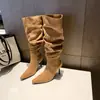 Botas femininas de bico fino estilo retrô, que vão acima do joelho, com detalhes plissados, salto alto e efeito emagrecedor, perfeitas para um look fashion e elegante.