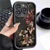 Rosa Albaricoque Floral Patrón Escalonado Negro Nuevo Diseño Ranurado Adecuado para Funda de Teléfono iPhone 14/15/16/17 Pro Max