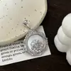 Pingente Zaki Ram de prata de lei S925 com concha branca, apresentando um padrão floral estilo Tang, com um toque étnico, moderno, versátil e exalando uma estética de alta qualidade, perfeito como pingente para corrente de suéter