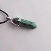 Pingente Coluna Hexagonal de Pedra de Cristal Natural Formato Bala Hexaedro Colar com Corda de Cera Preta com Certificação Ambiental Fornecida