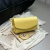 Bolsa de Ombro de Couro Macio Texturizado Elegante 2025 Novo Estilo de Verão Bolsa Transversal Simples Bolsa Quadrada Pequena Estilosa