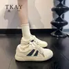 Tênis brancos da moda para mulheres, nova coleção outono 2025, sapatos atléticos versáteis de sola macia e confortáveis, tênis casuais