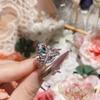 Anillo de corona con rubí Camellia Victoria, bañado en oro de 18 quilates y circonita arcoíris en forma de pera para mujer.