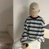 Camiseta de Manga Longa para Meninos Primavera e Outono 2026 Novo Estilo para Crianças Maiores, Roupa de Primavera Solta, Blusa Listrada Legal para Crianças