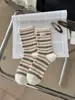 Calcetines de mujer hasta la pantorrilla con rayas anchas, diseño de bloques de color, textura acanalada, en un estilo retro, preppy y coreano, versátiles para otoño e invierno