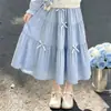 Conjunto coreano de tres piezas para niñas para primavera y otoño, nuevo conjunto de chaleco de punto con cuello de muñeca azul claro y falda larga, estilo dulce para niños mayores