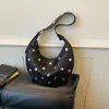 Bolsa de mão de design de nicho transfronteiriço estilosa para mulheres, nova moda 2026 bolsa de ombro personalizada com tachas, bolsa de bolinho da moda