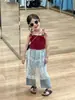 Ropa coreana de verano para niños 2024 nueva para niñas bordado de cereza correa roja cortina de pañal jeans rotos