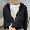Novo suéter jaqueta de cor sólida para primavera e outono para homens, cardigã com capuz e zíper em tricô vazado moderno, malha preta masculina