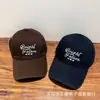 Boné de Baseball Bordado com Letra Nova Moda Estilo Coreano Chapéu de Sol Versátil Boné Casual para Viagem ao Ar Livre para Homens e Mulheres