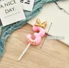 Vela digital transfronteriza con lindo moño rosa y decoración de sombrerito blanco para adorno de pastel de primera fiesta de cumpleaños