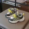 Tênis esportivos infantis, novo modelo de outono, sapatos casuais leves e confortáveis para meninos, versáteis e estilosos sapatos de pai antiderrapantes com sola macia para meninas