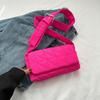2023 Primavera e Outono Novo losango bolsa street fashion crossbody down bag esponja tecida bolsa de superfície macia