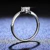 Anillo de Brazo Retorcido de 50 Puntos de Plata de Ley S925 Anillo de Moissanita de Cuatro Garras Brillo Diamante para Mujer Fabricante Venta al por Mayor Transfronteriza en Stock