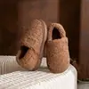 Pantuflas de Algodón con Suela Gruesa para Hombre 2026 Nuevo Estilo Otoño/Invierno Interior Más Terciopelo Cálido Sensación de Pisar Mierda Cubre Talón Zapatos de Algodón para el Hogar Hombres