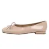 Sapatos Mary Jane com Salto Grosso Borboleta Estilo Uva Feminino 2026 Novos Sapatilhas Francesas de Salto Baixo Sapatos de Bico Raso Versáteis
