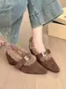 ¡Belleza retro! Elegantes zapatos Mary Jane de gamuza con punta y hebillas metálicas, tacones de cuña forrados de felpa para mujer, invierno