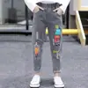 Pantalones para niñas estilo coreano 2021 Primavera y Otoño nuevos pantalones para niñas medianos y grandes estudiantes usan afuera Pantalones vaqueros al por mayor