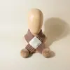 Cachecol de Tricô Cruzado Cor Sólida Estilo Europeu e Americano para Bebê, Novo Modelo com Pompons, Aquecedor de Pescoço Infantil para Outono e Inverno, Cobertura de Pescoço Versátil para Crianças