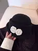 Otoño/Invierno Nuevo Estilo Ins Atmosférico Camelia 3D Sombrero Pequeño Regalo para Dama Sombrero Cubo Francés Hepburn con Ala Enrollada para Mujer