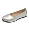 Mocasines de cuero suave, suela blanda, boca poco profunda, suela plana para mujer, nuevo lanzamiento otoño 2026 versión coreana, zapatos casuales versátiles sin cordones