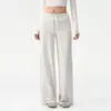 Conjunto de fitness de alta qualidade para mulheres, apresentando design com gola halter, tecido de secagem rápida, visual de duas peças, mangas compridas, material elástico e calças de perna reta adequadas para yoga, Pilates e treino no outono