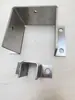 Fixador de poste de tubo quadrado de ferro galvanizado aço inoxidável base de três lados sem solda manga de borracha fixação na superfície da parede do solo base de viga transversal