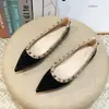 Zapatos Planos de Tacón Bajo para Primavera 2026, Zapatos Versátiles de Punta con Suela Suave para Combinar con Faldas, Zapatos Planos de Remaches Color Nude para Mujer