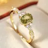 Anel de zircônia cor de oliva, simples e estiloso, com um design geométrico retrô de nicho, um acessório de luxo leve e de alta qualidade