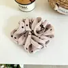 Goma para el Cabello con Flor de Botón Perlada tipo Satín de Lunares 2026 Nuevo Retro Francés para Commuter Accesorio de Cabello Scrunchie de Alta Gama para Mujeres