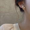 Aretes de Gancho Curvo con Perlas 2024 Nuevos Aretes de Diseño Nicho de Moda para Mujeres Aguja de Plata S925 Lujo Accesible Aretes Versátiles