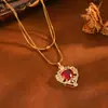 Colar com pingente de coração oco de diamante vermelho de nicho de luxo leve transfronteiriço para mulheres, aço titânio, não desbota, corrente de cobra de camada dupla