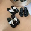Sandalias versátiles sin cordones para mujer, sandalias casuales de verano para exteriores con decoración metálica, sandalias de moda sin cordones para vacaciones con suela gruesa
