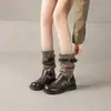 Botas de moda estilo vintage, com acabamento desgastado, para mulheres, coleção outono/inverno 2026, apresentando um acabamento com lavagem de cor, saltos grossos, solas espessas, um detalhe de fivela de cinto e um design franzido na altura da panturrilha.