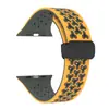 Adecuado para la serie Apple Watch Ultra9876543210, correa de silicona con hebilla magnética plegable de panal bicolor