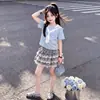 Nuevo conjunto de moda de verano para niñas, camiseta de manga corta con cuello azul marino estilo universitario y falda de tarta, dulce y lindo conjunto de dos piezas